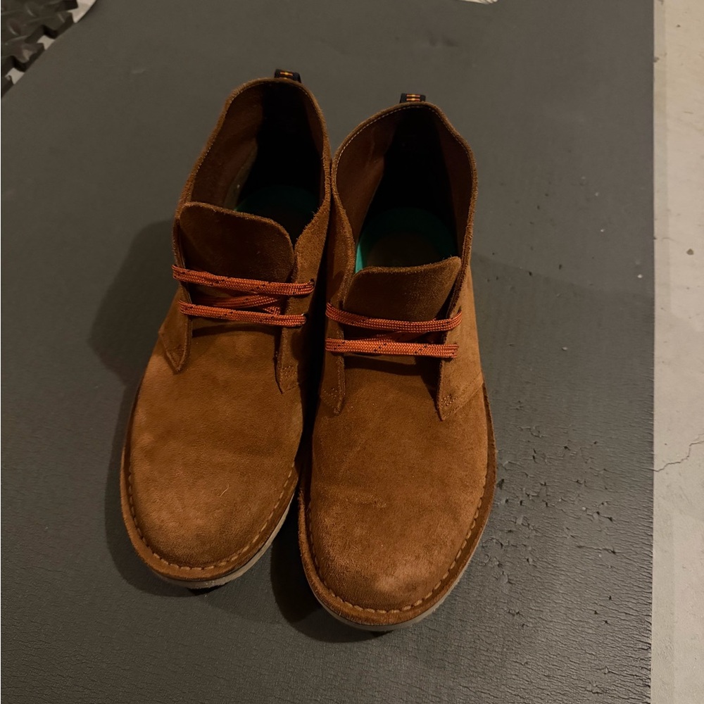 Clarks Tan Suede Chukka Boots with Red Laces Sz10